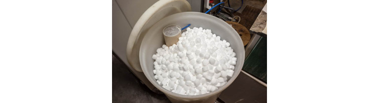 Почему в солевом баке нет воды и сколько её должно быть?