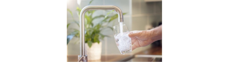 Сучасне рішення для кухні: фільтри зворотного осмосу з універсальними змішувачами